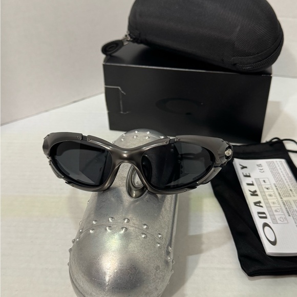 Oakley Plate Polarized Sunglasses Gun Metal Frame Grey Lenses Y2K Gorpcore🔥 - Picture 3 of 11